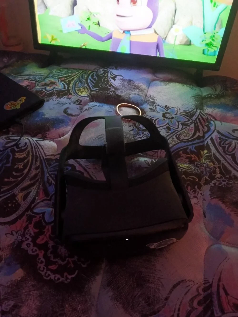 Meta Quest Oculus + remotes - Picture 2 of 8